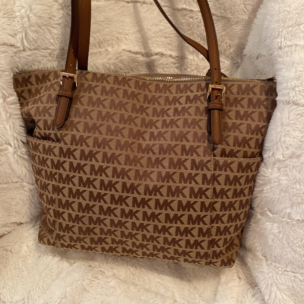 Michael Kors Jetset zipper tote